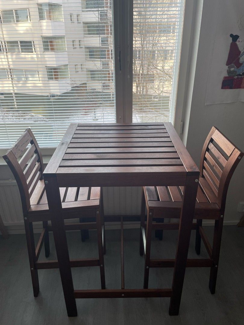 Äpplaro-sarjan baaripöytä ja kaksi tuolia
