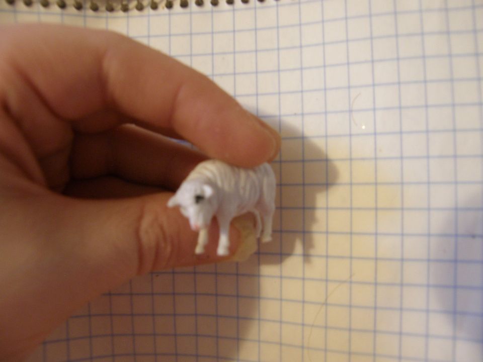 Pieni valkea lammas- hahmo/ figuuri