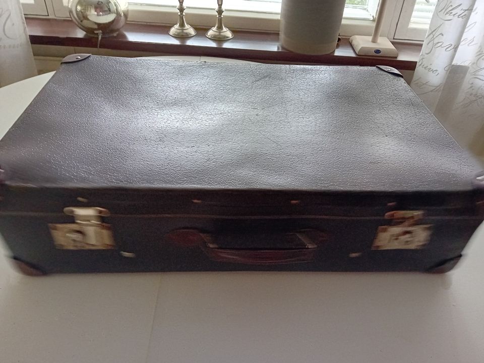 Vanha vintage matkalaukku