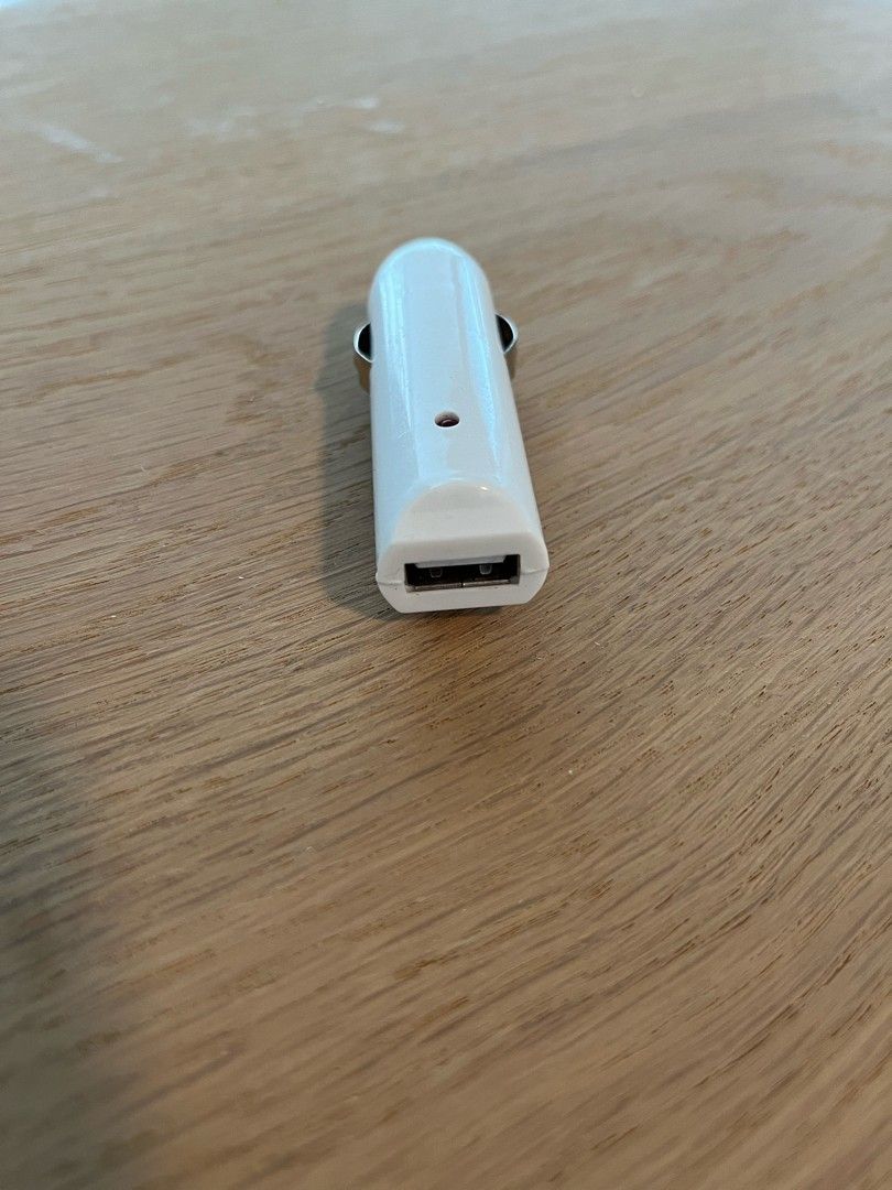 USB-adapteri autoon