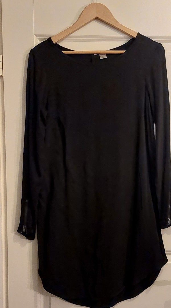 Musta mekko koko 38 vetoketjut hihansuissa