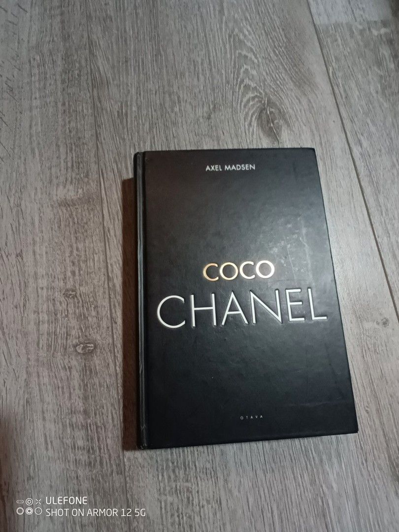 Coco Chanel elämänkerta kirja