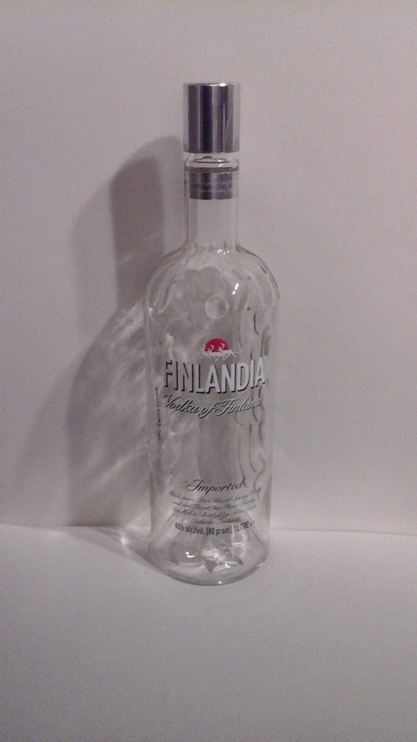 Tyhjiä Finlandia votka pulloja