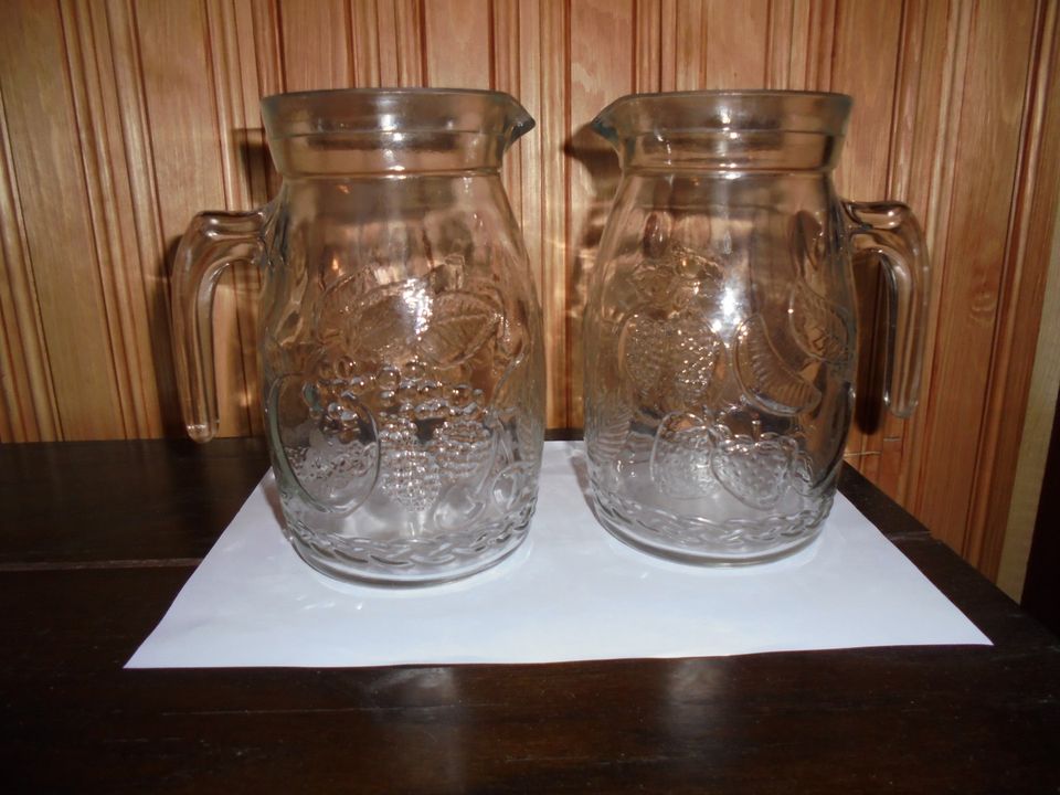Kaksi lasista vesi- / mehukannua, 1,2 litraa