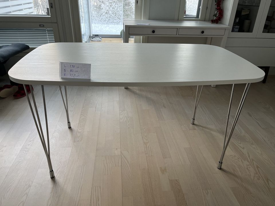 Valkoinen ruokapöytä (tai kotitoimistopöytä)