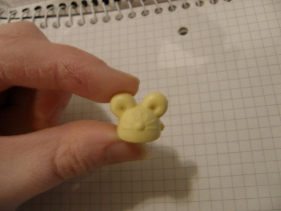 Söpö keltainen hiiri-hahmo
