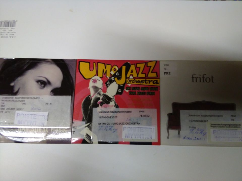 Pari UMO-cd-levyä ja Frifot