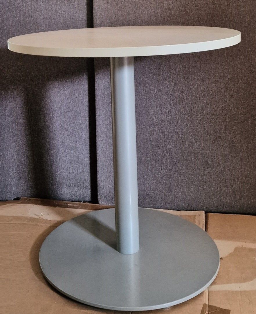 Valkoinen pyöreä pöytätaso, metallijalka