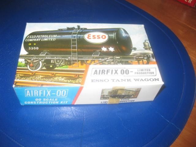 AIRFIX-00 koottavia vetureita ja junavaunuja