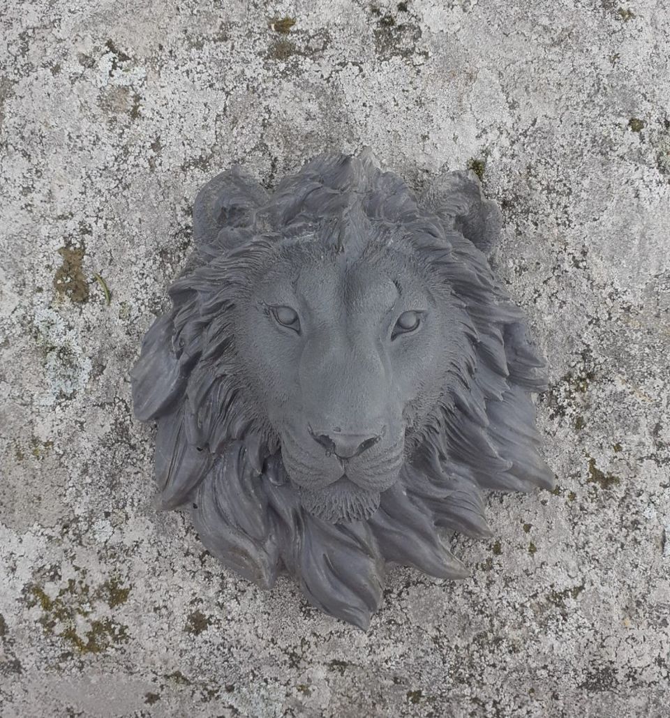 Sementistä valmistettu leijona, koko 20-20 cm