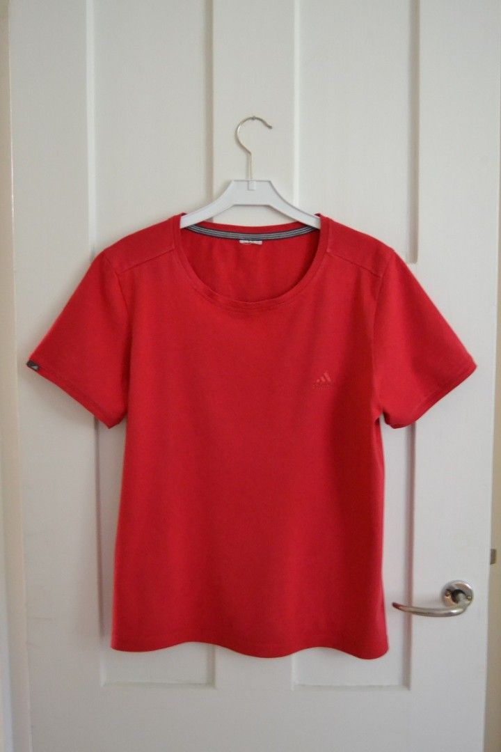 Punainen Adidas T-paita, koko n. 40