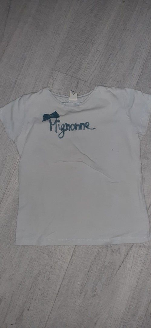 Vaaleansininen t-paita tekstillä, koko 110cm (4-5v