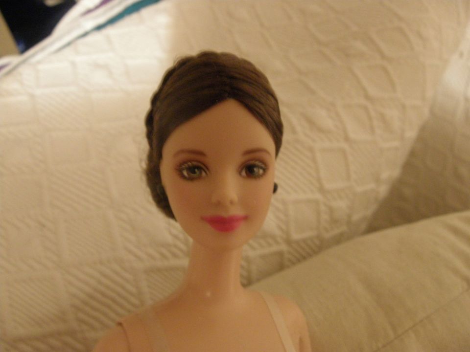 Harvinainen tummatukkainen Barbie- nukke
