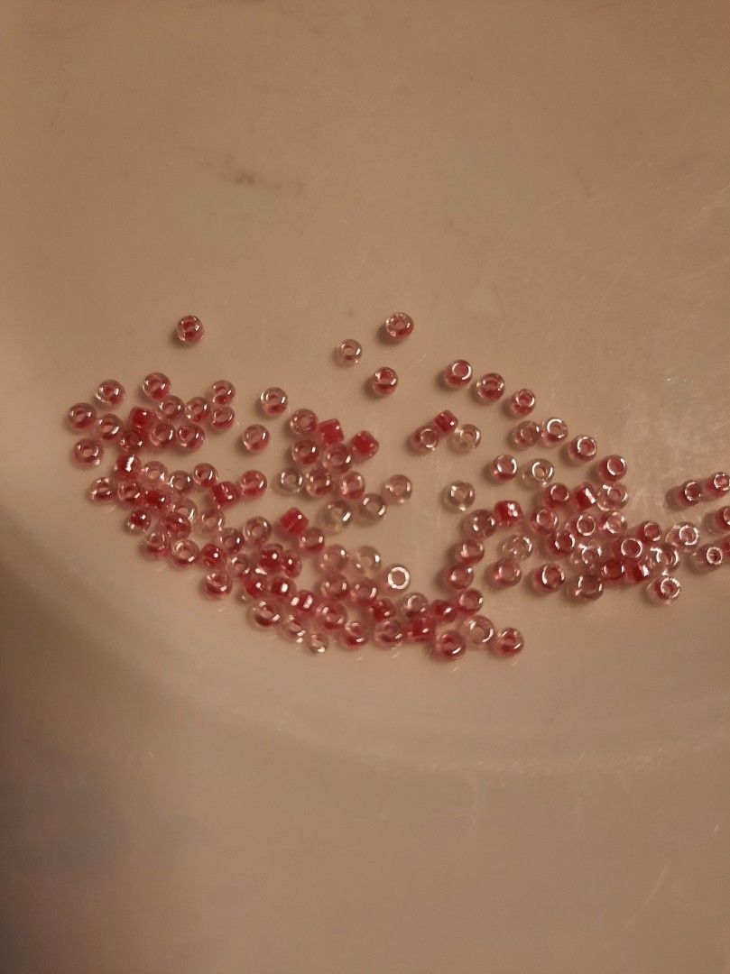 Pinkki punainen siemenhelmi noin 700-1000 kpl