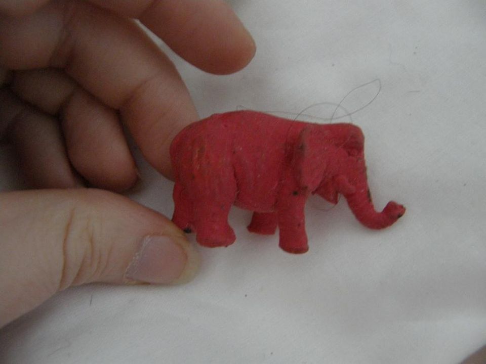 Pieni kuminen norsu- hahmo