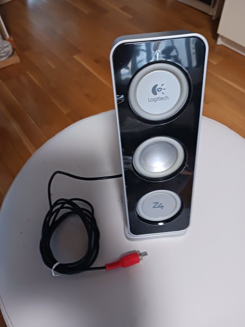 Logitech Z4 kaiutin