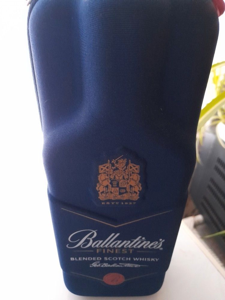 Ballantines whiskyn lahjapakkaus.