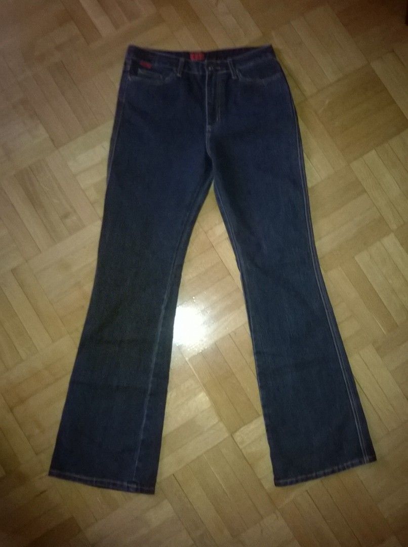 Eighty8 tummansiniset bootcut-farkut, koko 31/34"