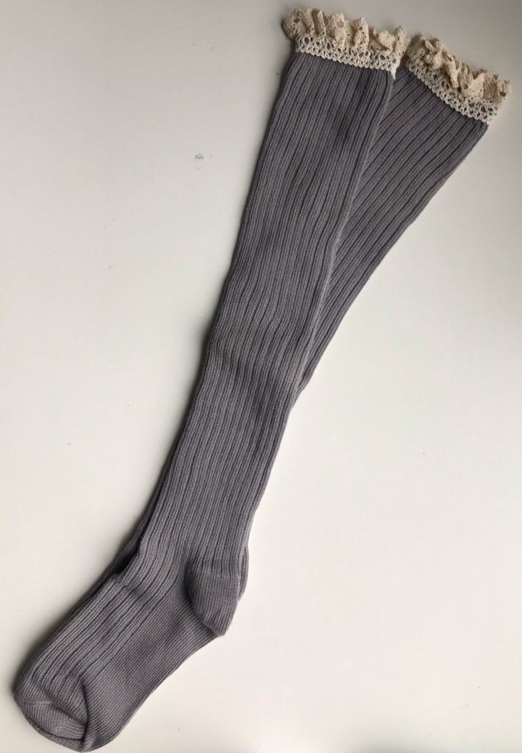 Uudet harmaat pitkät sukat pitsireunalla