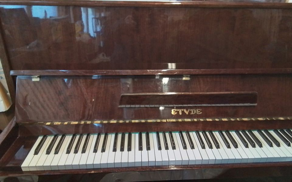 Etyde merkkinen piano