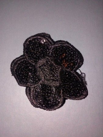 Musta paljetein koristeltu kukka