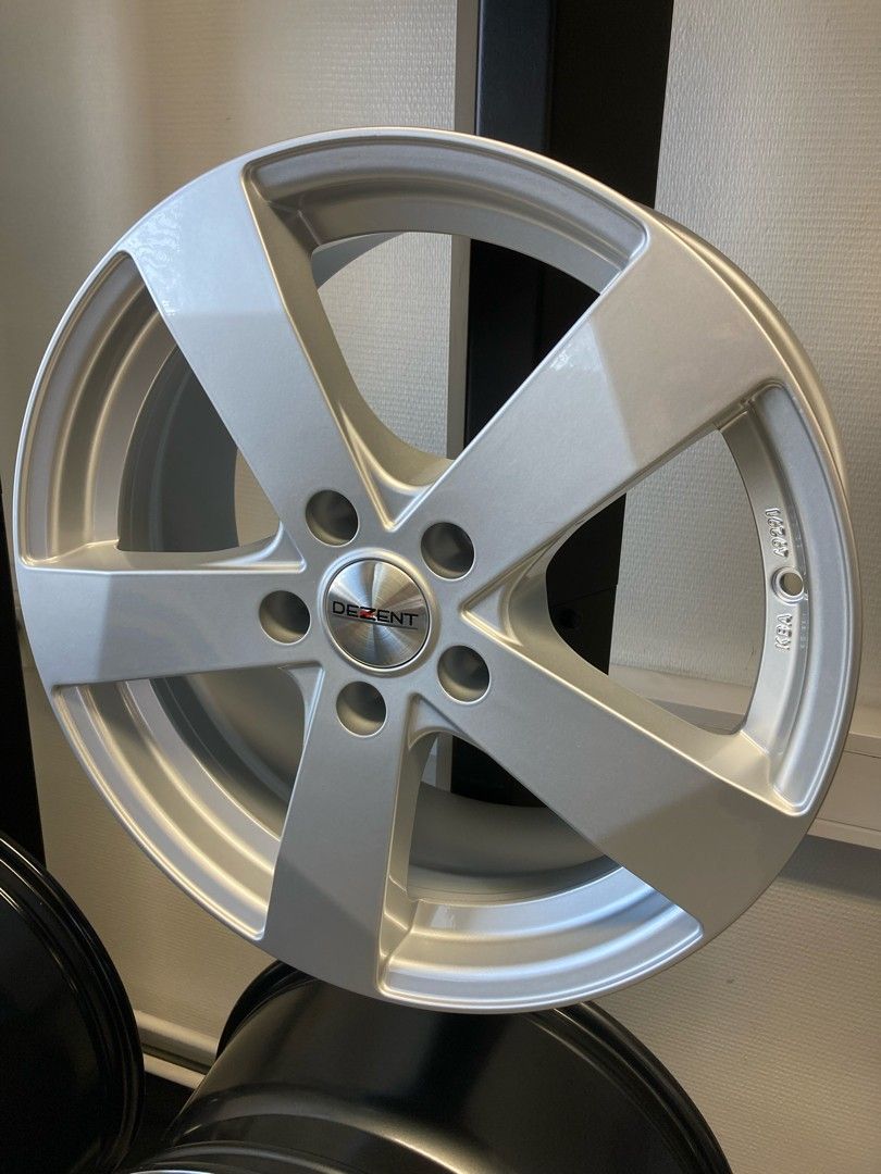 4kpl Uudet 17" 5x112 ET28 66,6 Dezent TD