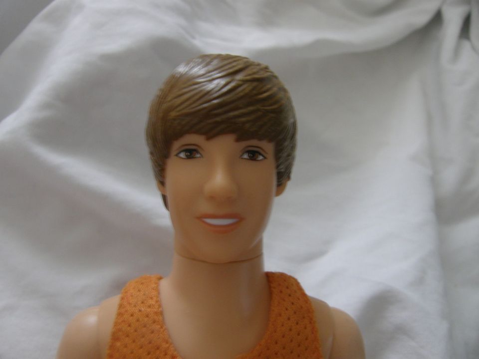 Ruskeatukkainen Justin Bieber- nukke BARBIE