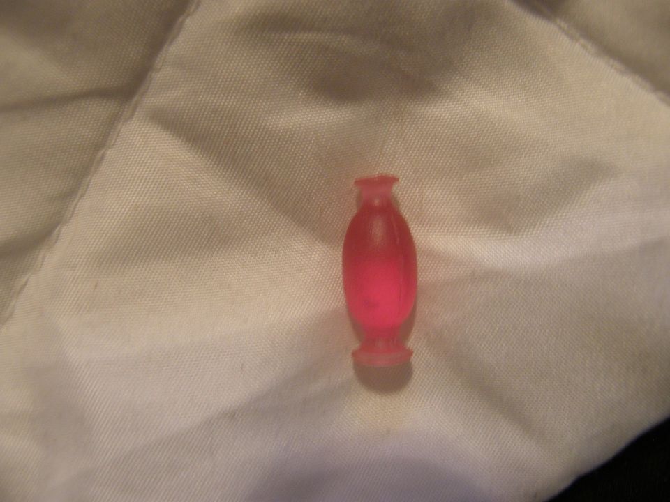 Vaalean punainen Barbie- nuken pullo