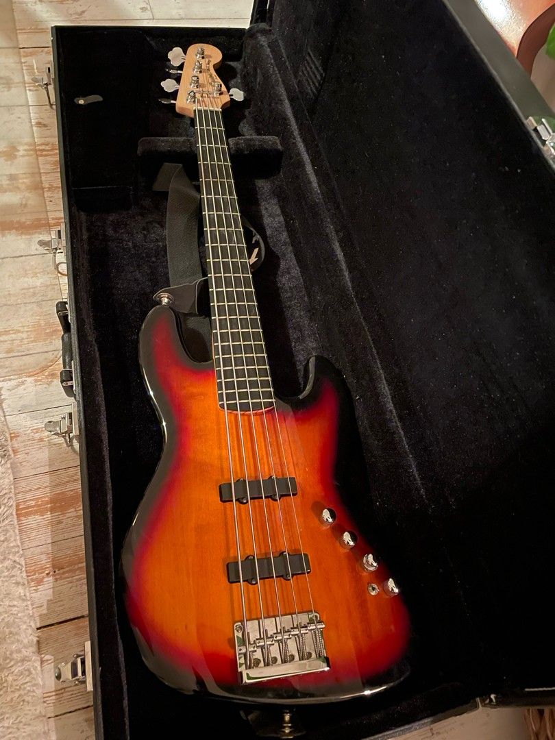 Fender Squier Deluxe 5-kielinen Jazz Bass