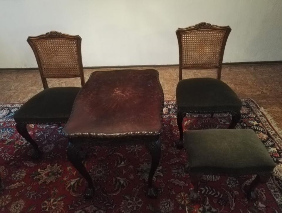 Chippendale tuolit, rahi ja pöytä