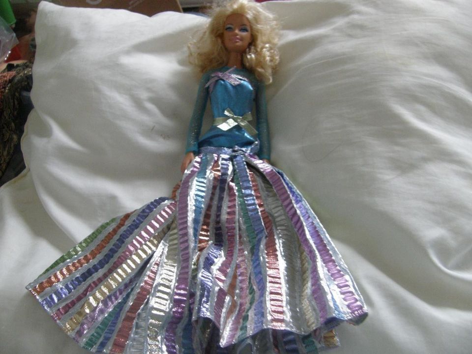 Vaaleatukkainen Barbie- nukke + ihana asu