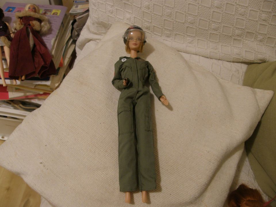 Punatukkainen Barbie- nukke + asu