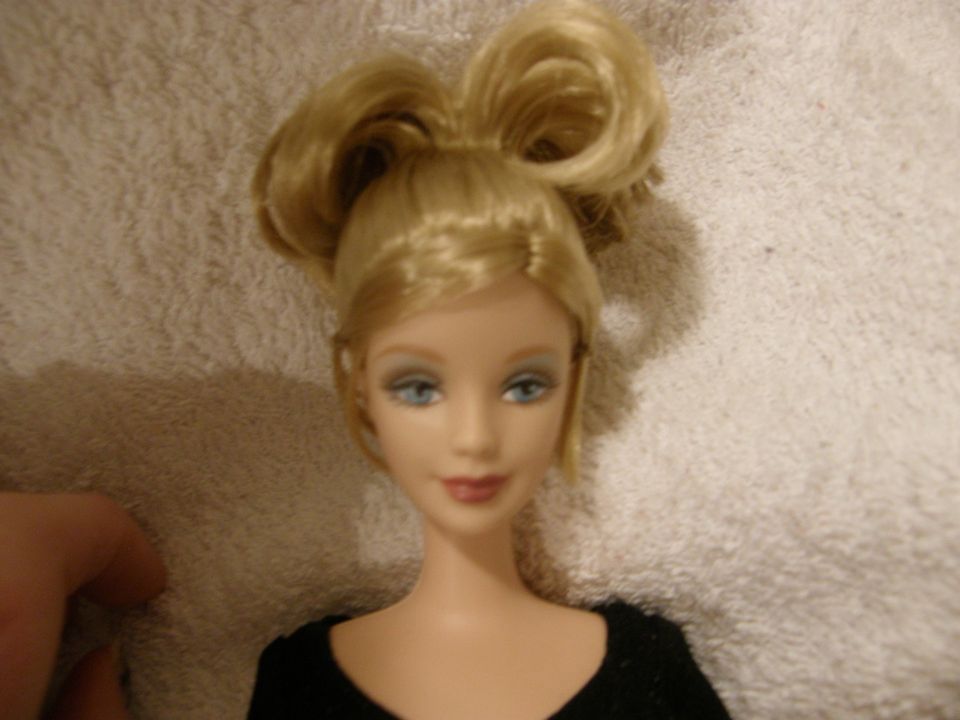 Kaunis vaaleatukkainen Barbie- nukke + asu UUSI