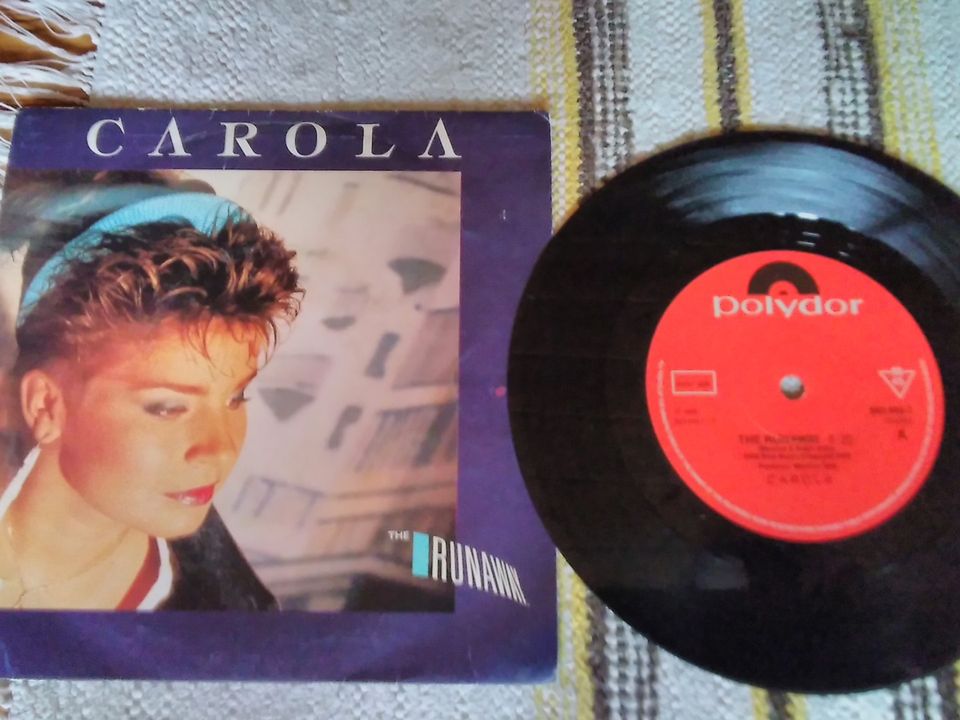 Carola 7" The runaway / So far So good