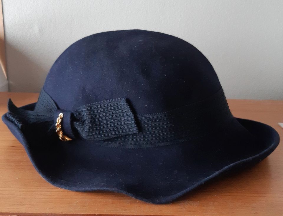Vintage tummansininen hattu 1970-luvulta
