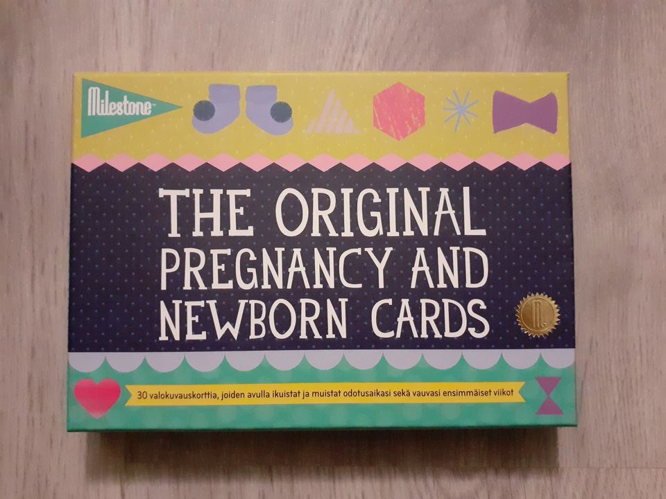 Raskauden seurantaan kortit / kuvausrekvisiitta