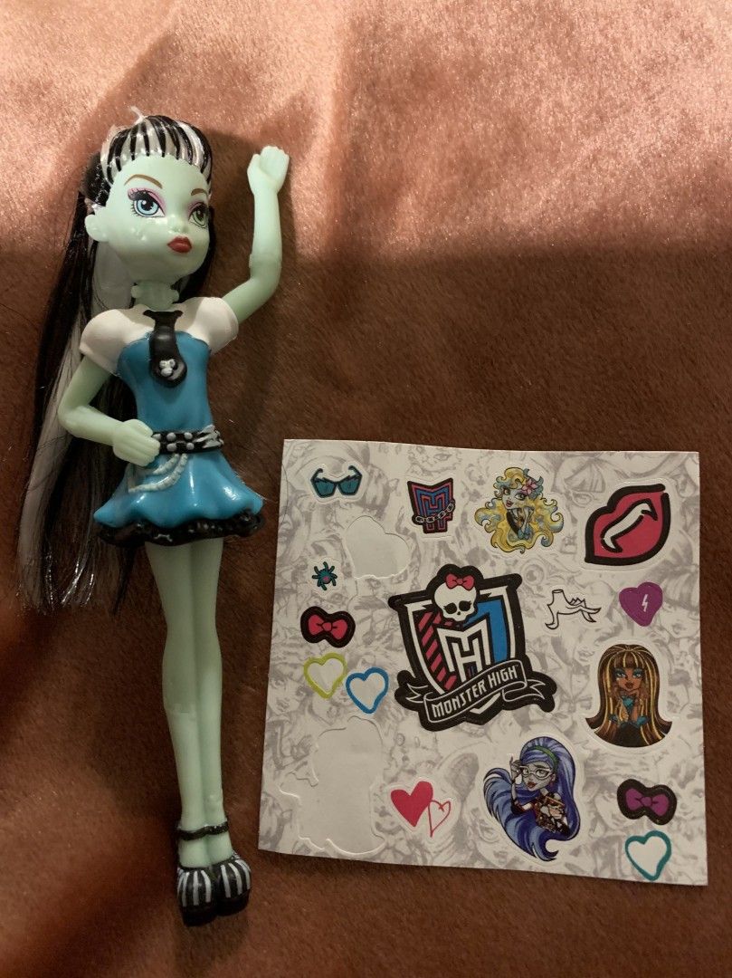 Pieni Monster High -nukke ja tarrat