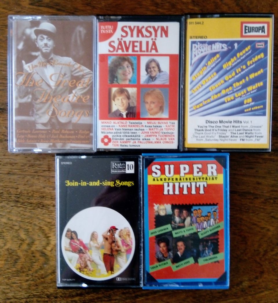 C-kasetit; musa, kielet ja  opetus ja VHS: leffat 60-80-luvuilta