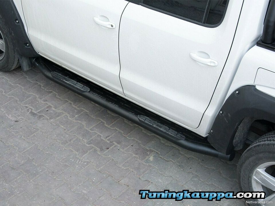 VW Amarok mustat kylkiputket askelmilla
