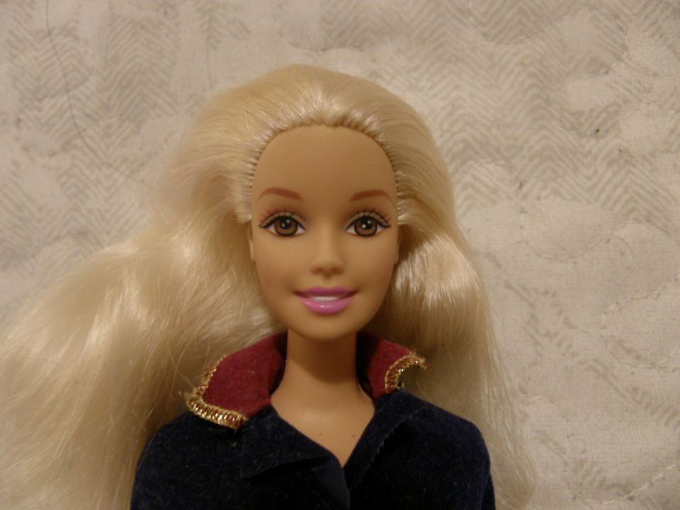 Vaaleatukkainen Barbie- nukke + asu