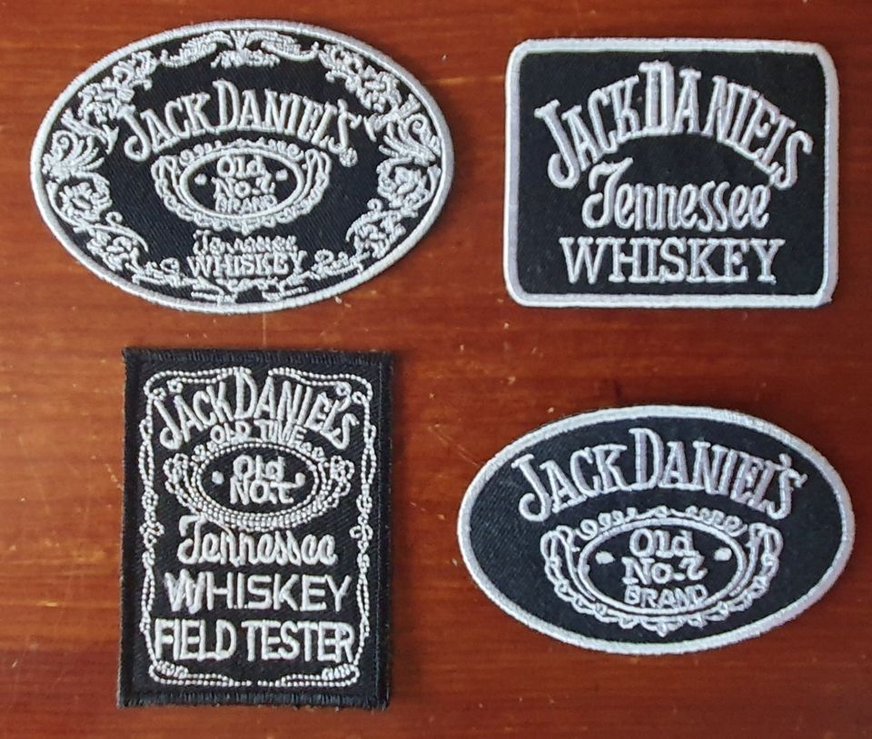 4 kpl erilaisia Jack Daniels kangasmerkkejä
