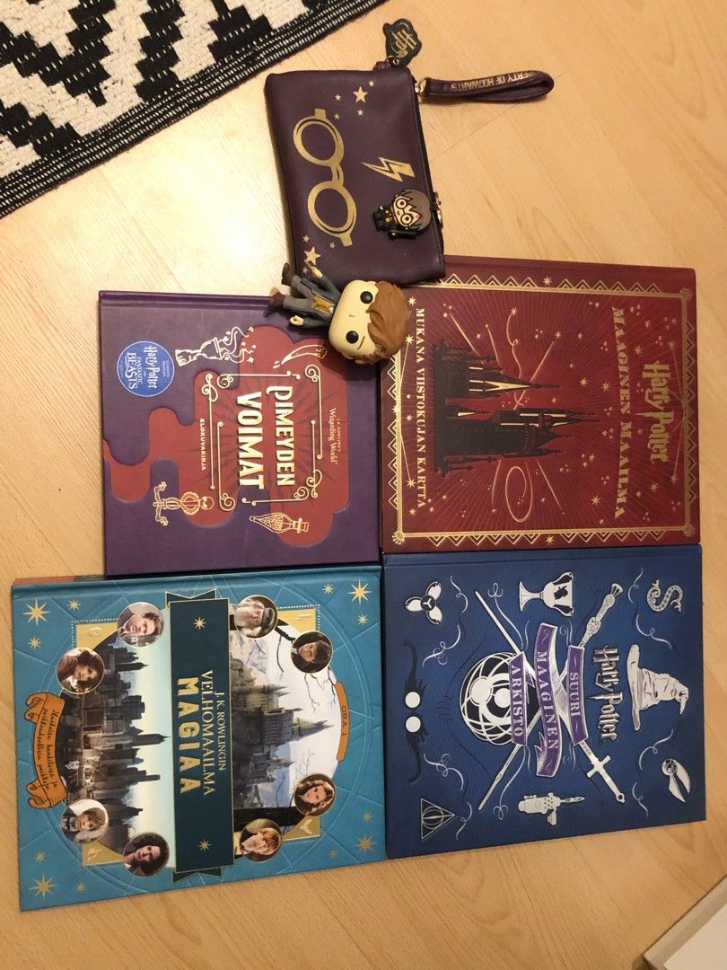 Harry Potter -kirjoja ja -tarvikkeita