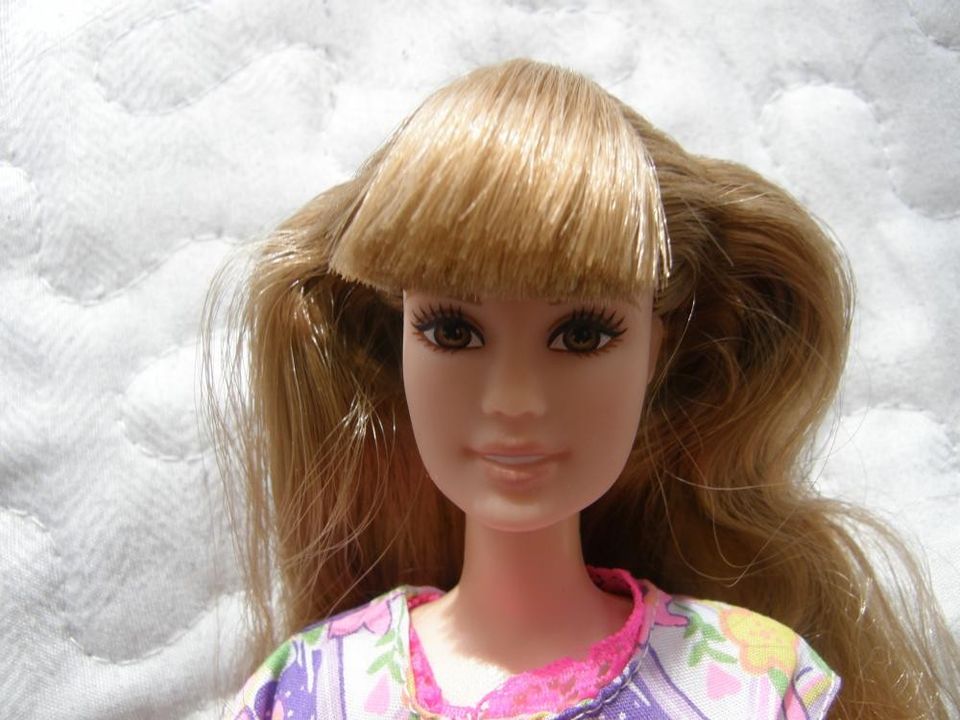 Erikoinen ruskeatukkainen Barbie nukke + asu