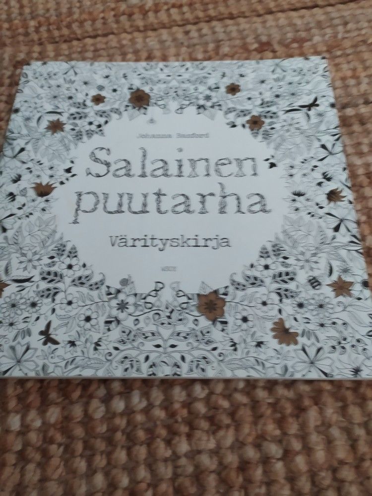 Värityskirja Salainen Puutarha