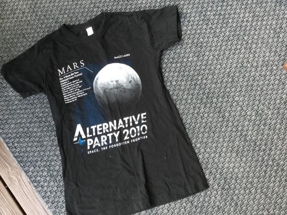 Musta T-paita Alternative Party 2010