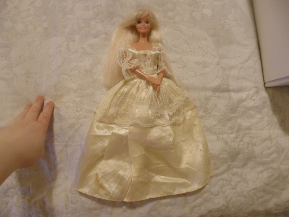 Vaaleatukkainen Barbie- nukke + mekko