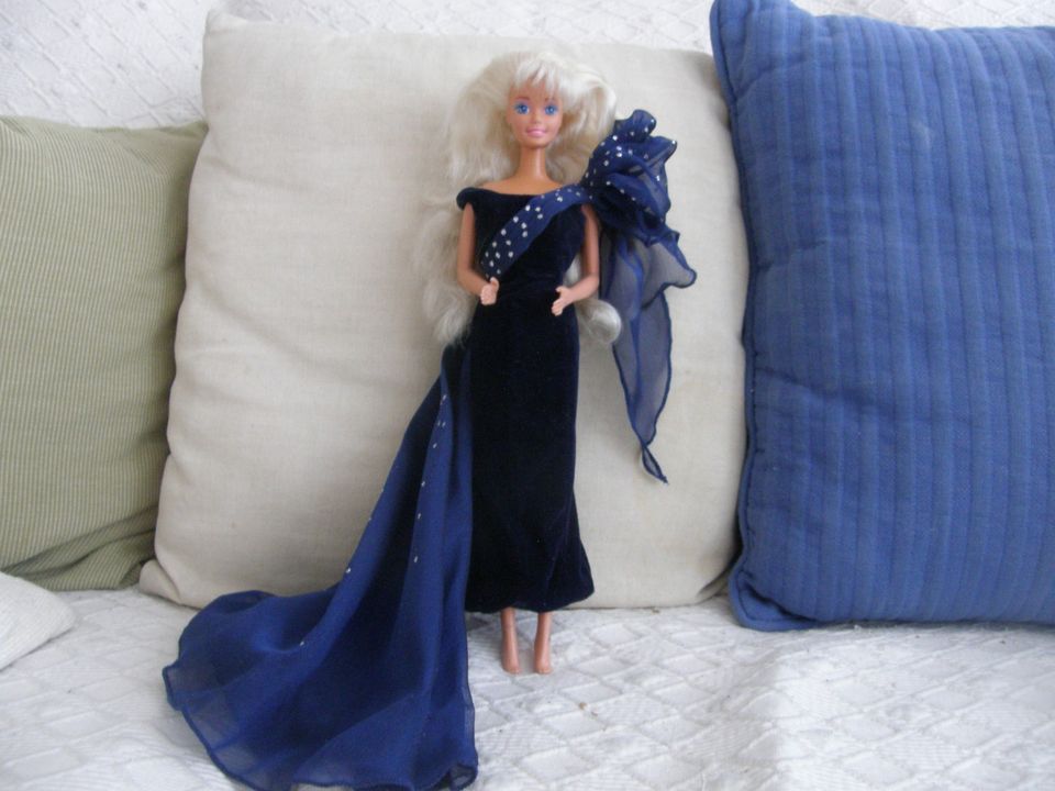 Nätti Barbie- nukke + kaunis sininen asu