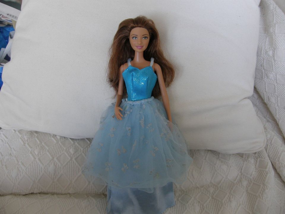 Ruskeatukkainen Barbie- nukke + sininen asu