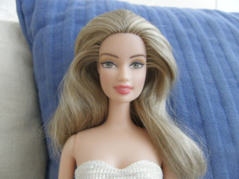 Nätti vaaleanruskeatukkainen Barbie- nukke + asu