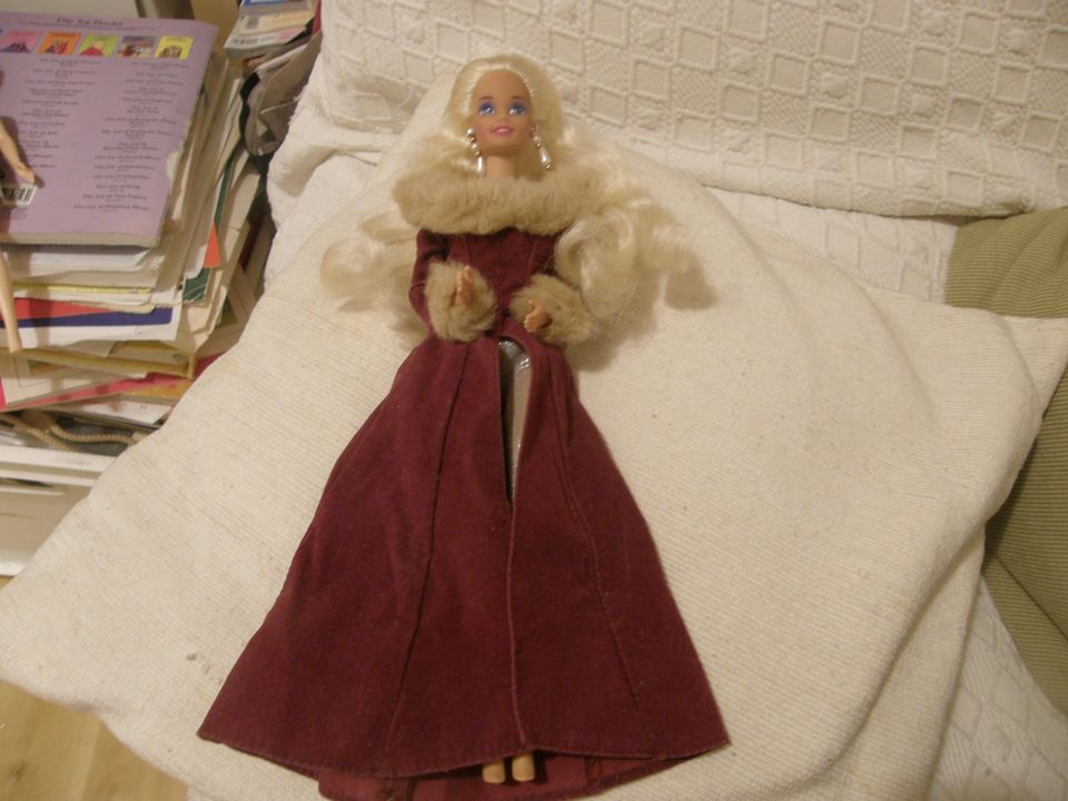 Vaalea Barbie- nukke + asu